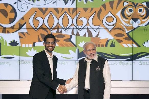 Indiens Ministerpräsident Narendra Modi (rechts) mit Google-CEO Sundar Pichai.<br data-editable="remove">