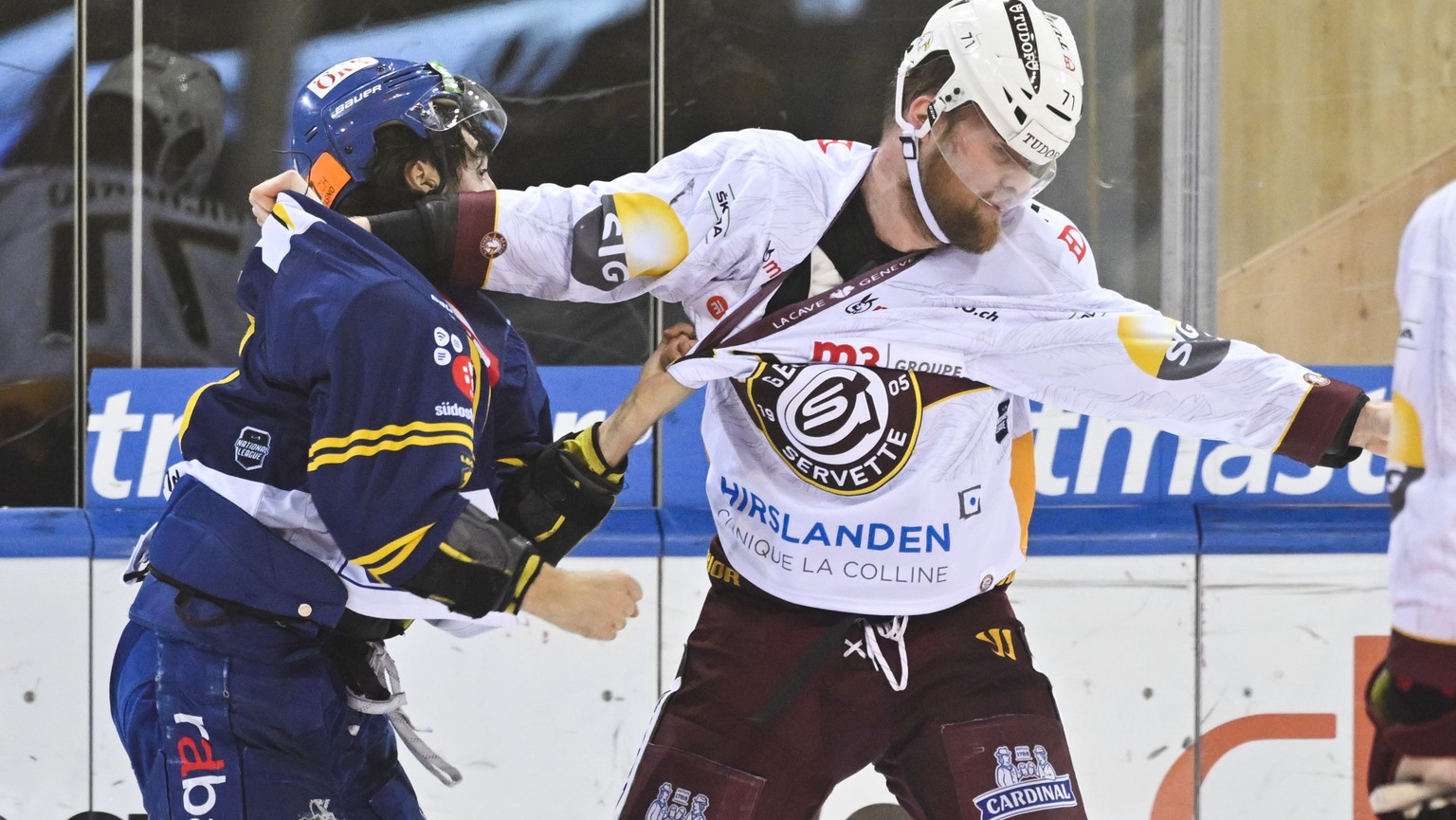 Davos&#039; Andres Ambuehl, links, und Servettes Richard Tanner liefern sich eine Schlaegeri, beim Eishockey Spiel der National League zwischen dem HC Davos und dem Geneve-Servette HC, am Dienstag, 22 ...