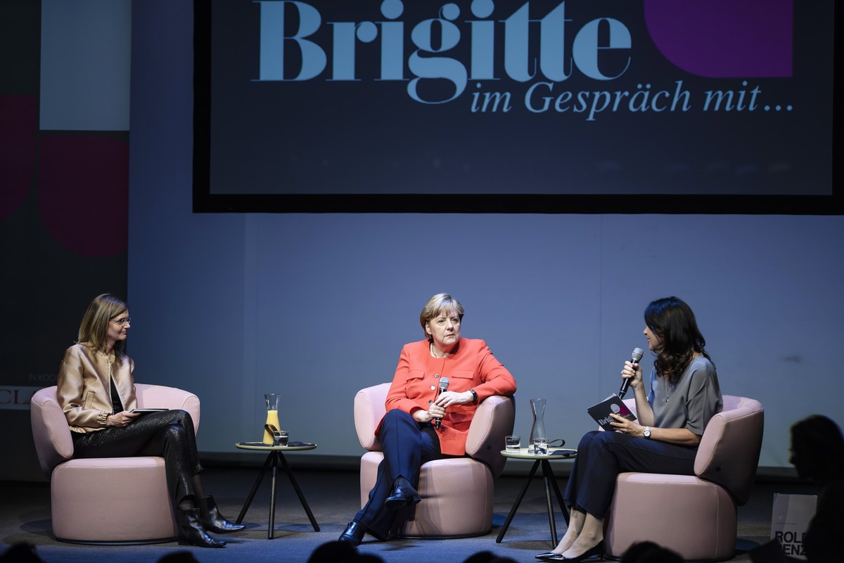 epa06051629 German Chancellor Angela Merkel (C) talks with the Chief Editor of Brigitte Magazine, Brigitte Huber (R), and Brigitte editor Meike Dinklage (L) during the 'Brigitte talking' eve ...