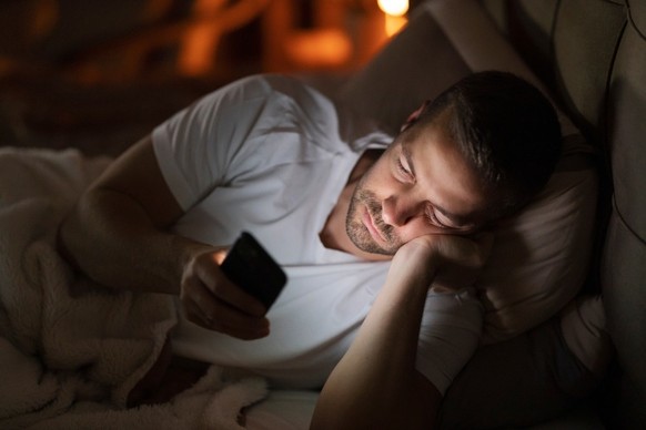 Für viele schwierig, aber das Handy hat im Schlafzimmer nichts zu suchen.