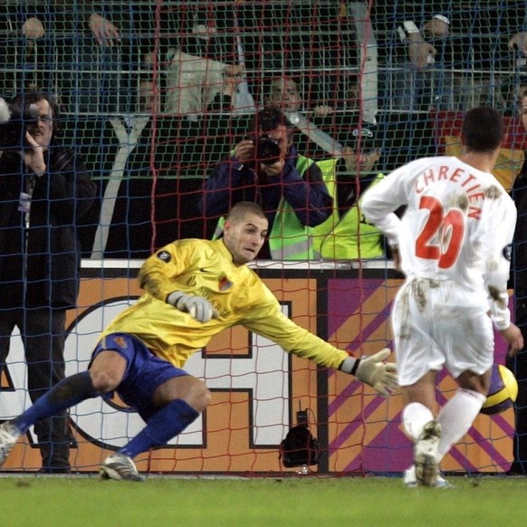 Basel&#039;s Mladen Petric, left, saves a penalty from Nancy&#039;s Michael Chretien, right, during the UEFA Cup, 3rd round, group E soccer match between Switzerland&#039;s FC Basel and French club AS ...