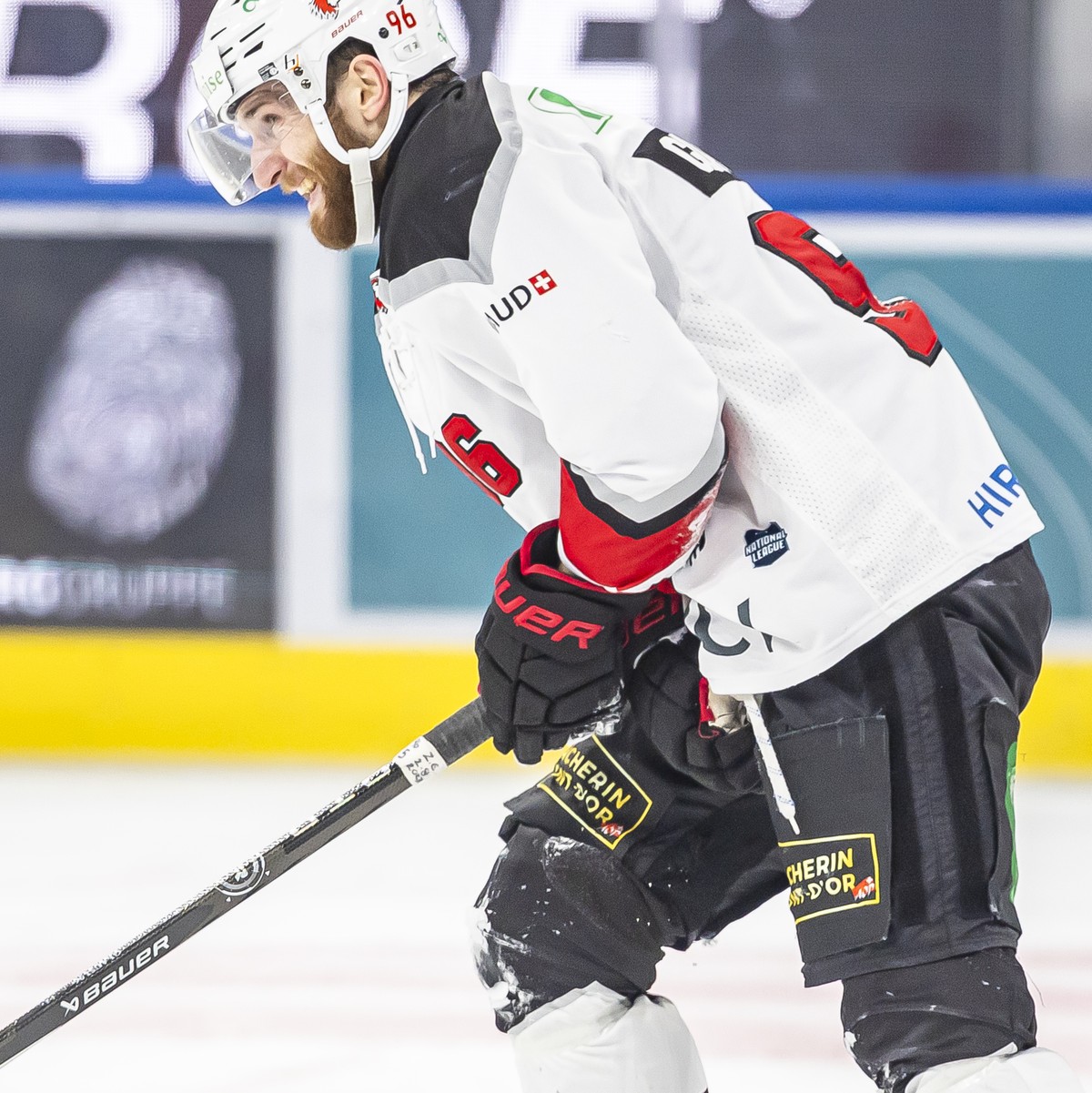 Andrea Glauser (LHC) (rechts) im fuenften Playoff Final Eishockeyspiel der National League zwischen den ZSC Lions und Lausanne HC, am Donnerstag, 25. April 2024 in der Swiss Life Arena in Zuerich. (KE ...