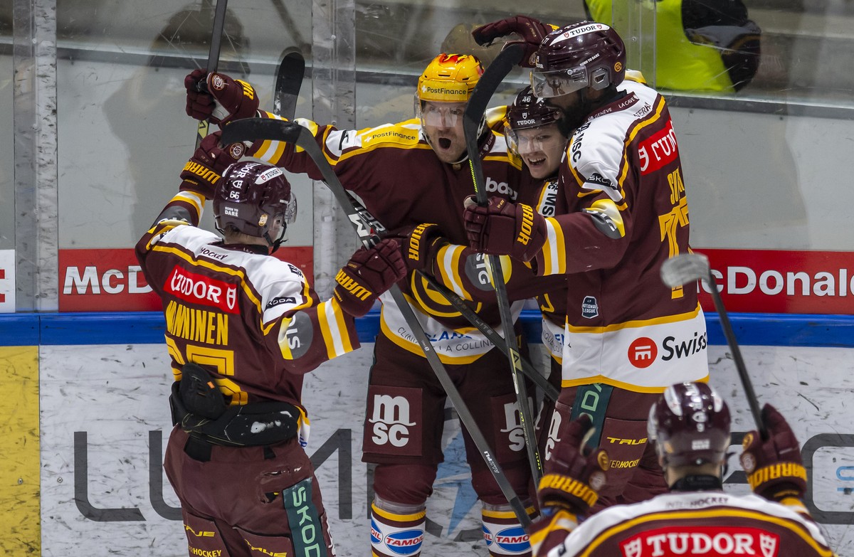 Les joueurs genevois laissent eclater leur joie, lors de l'Acte 7 des quarts de finale des play-offs du championnat suisse de hockey sur glace de National League entre Lausanne HC, LHC, et Geneve ...
