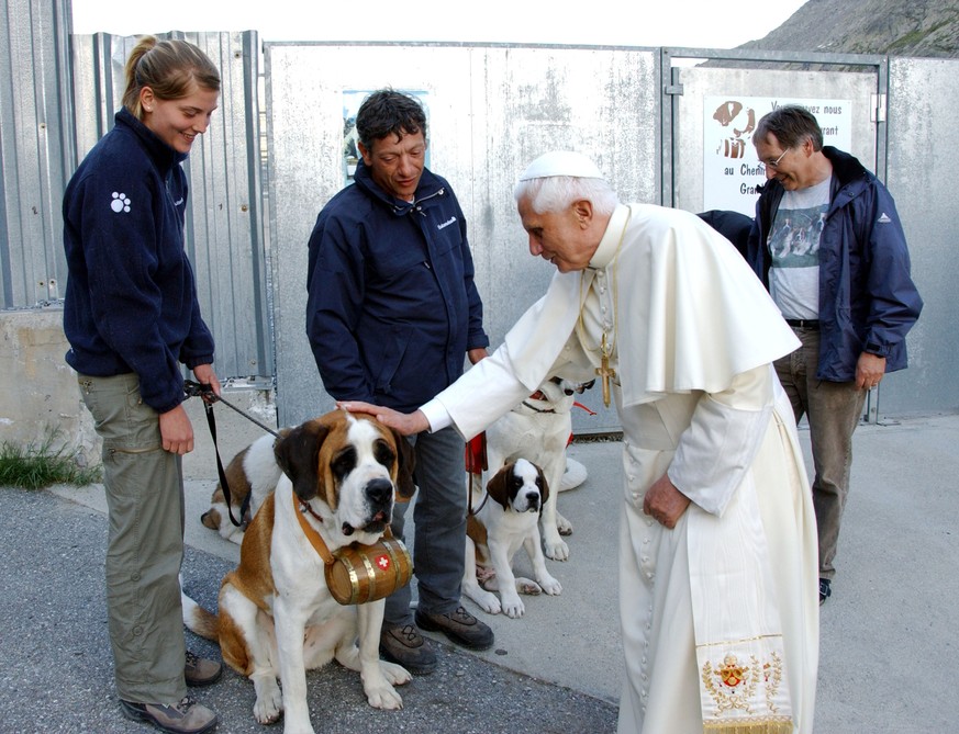 ARCHIV - ZUM TOD DES EMERITIERTEN PAPST BENEDIKT XVI. STELLEN WIR IHNEN FOLGENDES BILDMATERIAL ZUR VERFUEGUNG - In this picture made available Wednesday, July 19, 2006, by the Vatican newspaper L&#039 ...