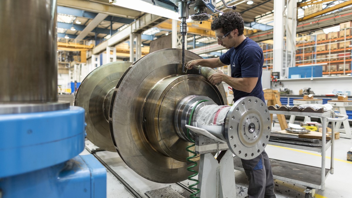 ZUR EXPORTINDUSTRIE STELLEN WIR IHNEN AM DONNERSTAG, DEM 30. JULI 2015, FOLGENDES NEUES BILDMATERIAL ZUR VERFUEGUNG --- An employee of Man Diesel &amp; Turbo Switzerland, manufacturer of large-bore di ...