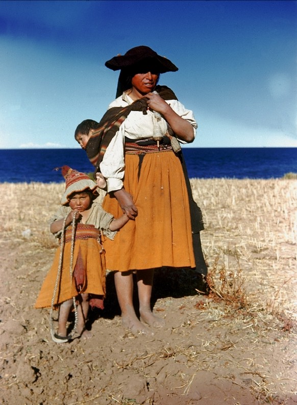 Eine Quechua-Indianerin mit ihren Kindern bei Pusi am Titicacasee in Peru, 1946.