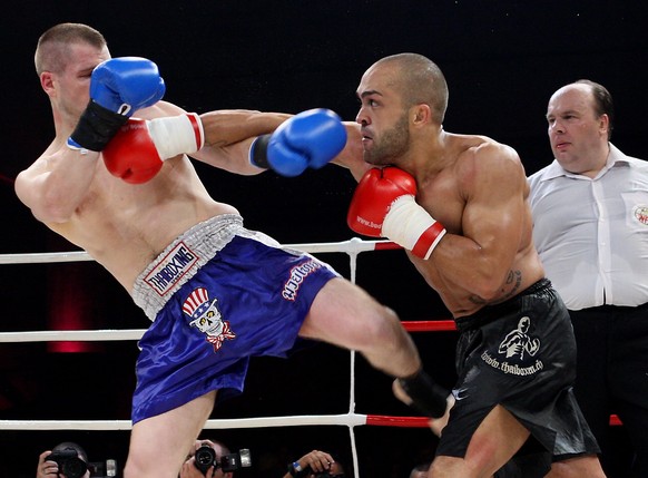 Paulo Balicha, amtierender Thaibox Weltmeister aus dem Diamond Gym Basel, rechts, im Kampf mit dem kroatischen Herausforderer Marijo Cvitanovic, vom Mach 1 Gym Karlsruhe, links, beim Weltmeisterschaft ...