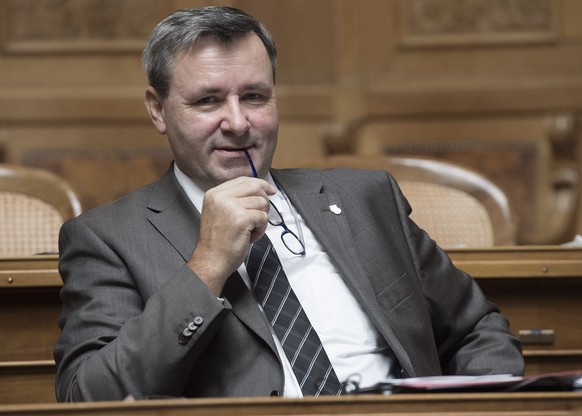 Werner Salzmann (SVP/BE) waehrend den Beratungen ueber den Voranschlag 2016 am Donnerstag, 3. Dezember 2015 im Nationalrat in Bern. (KEYSTONE/Lukas Lehmann)