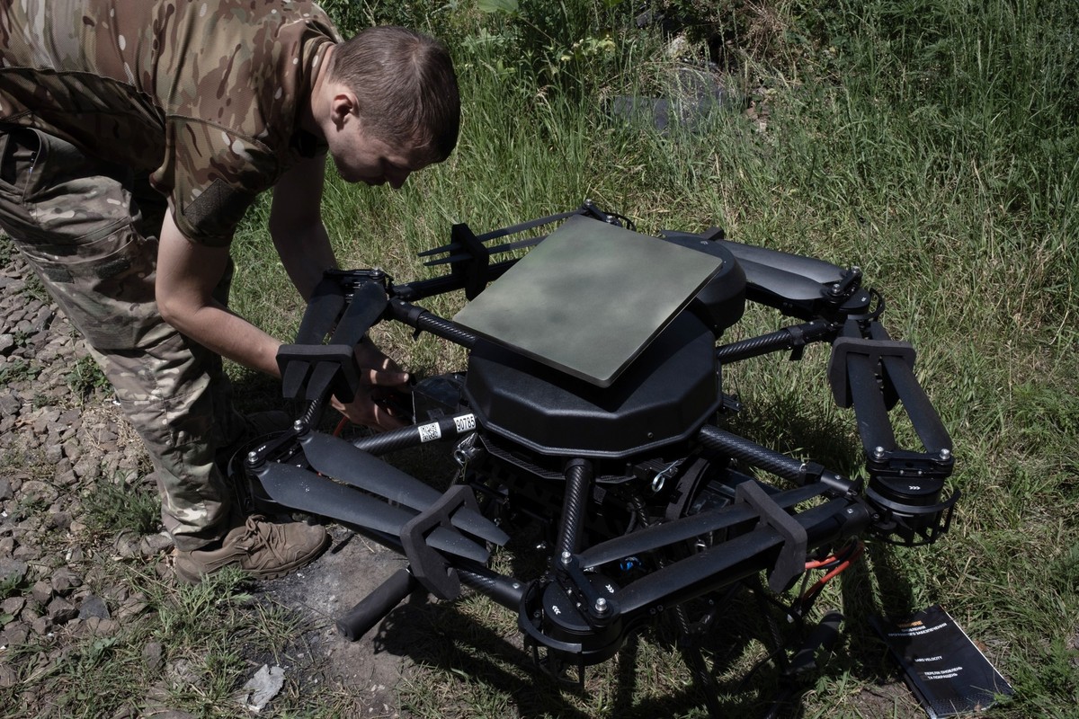 epa13068811 A Ukrainian drone operator installs a Starlink communications system on a 'Vampiro' attack drone that is due to carry out a mission at an undisclosed location near the frontline  ...