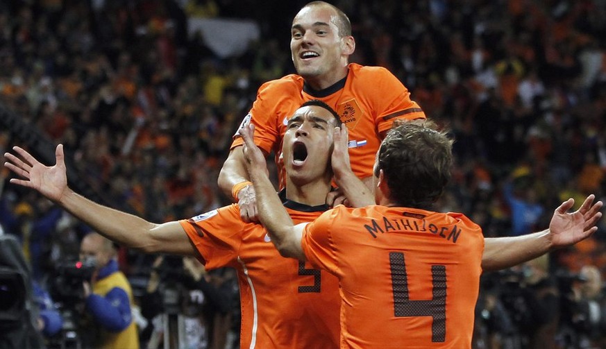 06.07.2010: «Ik probeer het maal», denkt sich Giovanni van Bronckhorst im WM-Halbfinal und erzielt aus 37 Metern dieses Traumtor