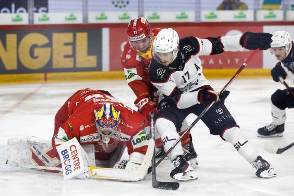 Torhueter Harri Saeteri (EHCB), Yanik Burren (EHCB) und Ken Jaeger (LHC), von links, in Aktion im Eishockey Meisterschaftsspiel der National League zwischen dem EHC Biel und dem Lausanne HC, am Dienst ...