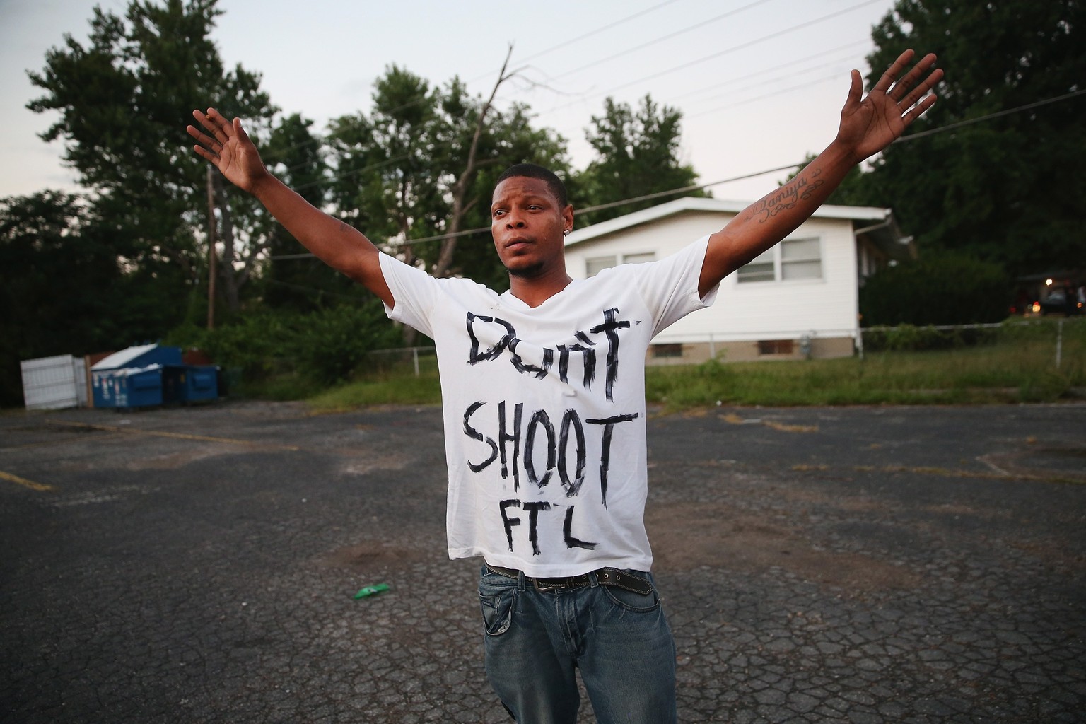 «Bitte nicht schiessen.» Ein Protestierender hebt demonstrativ seine Hände zum Zeichen seiner Unbewaffnetheit – wie angeblich der getötete Michael Brown.&nbsp;