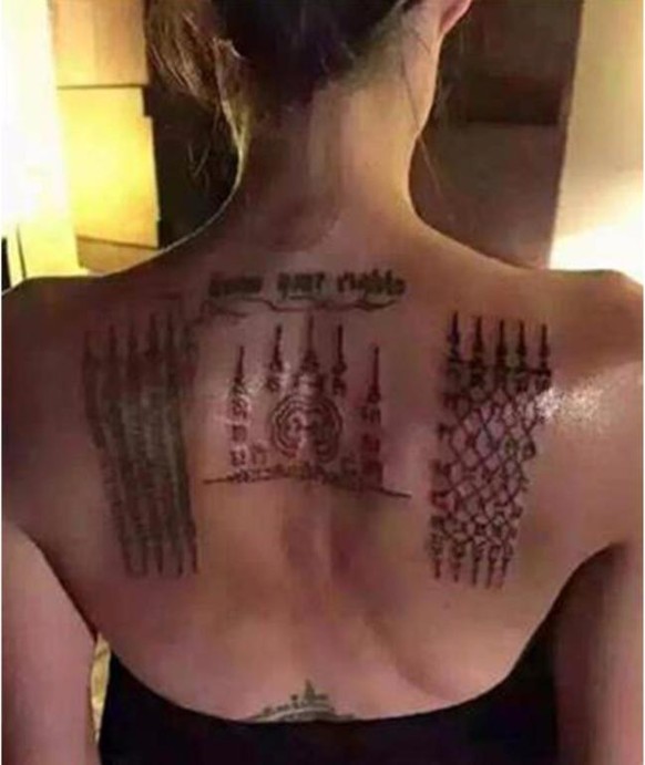 Buddhistische Symbole auf dem Rücken von Angelina Jolie.