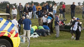 Zanotti wird noch auf dem Platz von Sanitätern betreut.