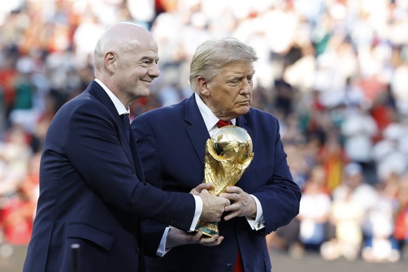 EAST RUTHERFORD, NEW JERSEY - LR FIFA President Gianni Infantino, United States President Donald Trump with World Cup Trophy, FIFA World Cup, WM, Weltmeisterschaft, Fussball Trophy after the 2026 FIFA ...