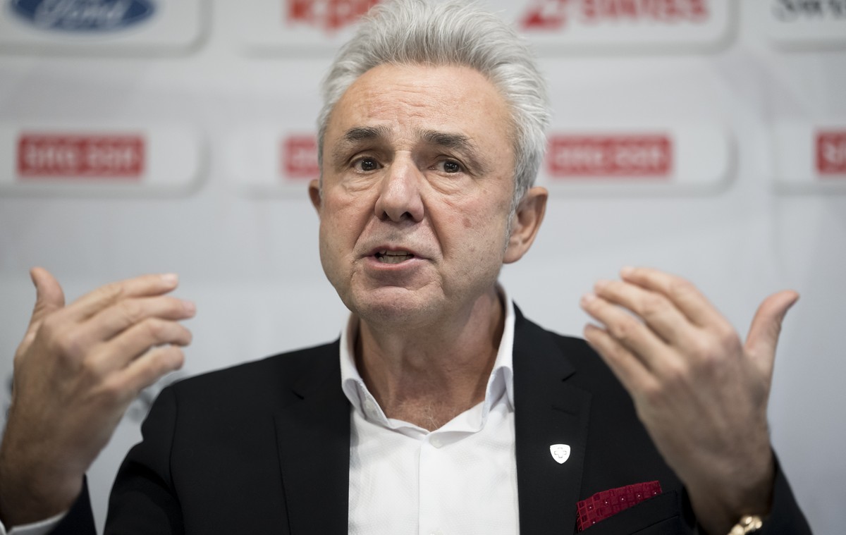 Urs Kessler, Praesident Swiss Ice Hockey Federation spricht ueber seine Bilanz nach 100 Tagen im Amt an der Medienkonferenz der Swiss Ice Hockey Federation (SIHF) am Mittwoch, 3. Dezember 2025 im Hote ...