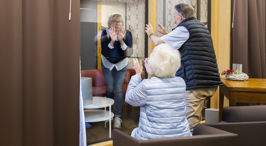 Eine Tochter in der Besucherbox begruesst ihre Eltern, die sich im Burgerheim Thun befinden, am Mittwoch, 29. April 2020 in Steffisburg. Im Burgergut Thun in Steffisburg betreibt die Burgergemeinde Th ...