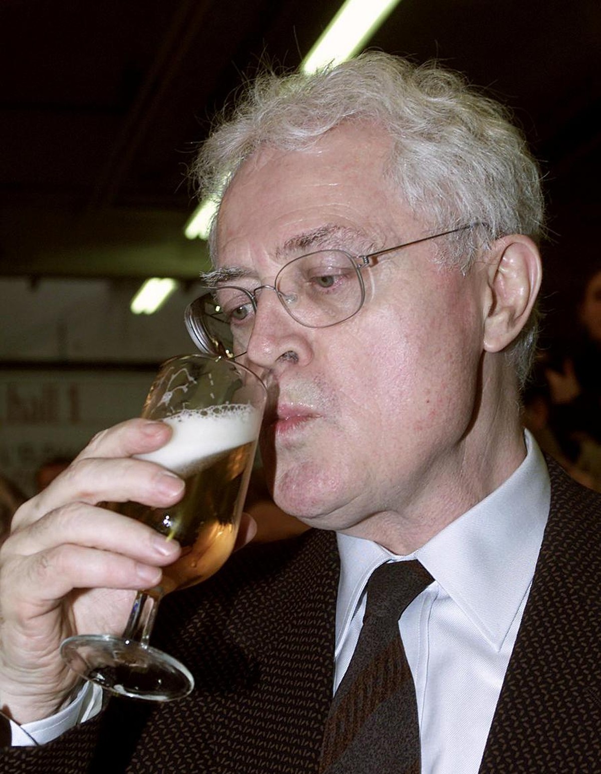 POOL REUTERS
PAR12D - 20020225 - PARIS, FRANCE : France's Socialist Prime Minister and presidential candidate Lionel Jospin drinks a beer during a break in his visit to the 39th International Far ...