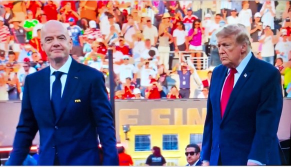 Trump drängt sich bei Pokalfeier in den Vordergrund\nZwei, die sich aufrichtig auf die Pokalübergabe an Spanien freuen... 😁