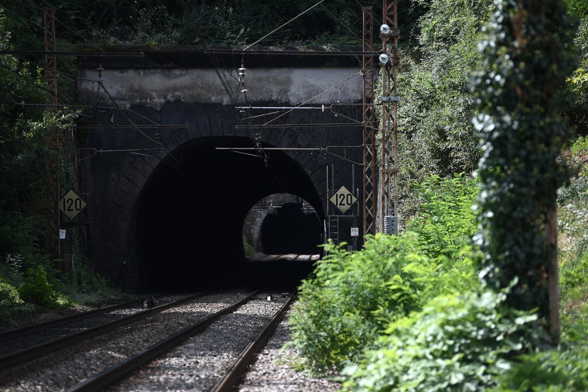 Deux adolescentes meurent percutées par un train dans un tunnel près de Bordeaux.