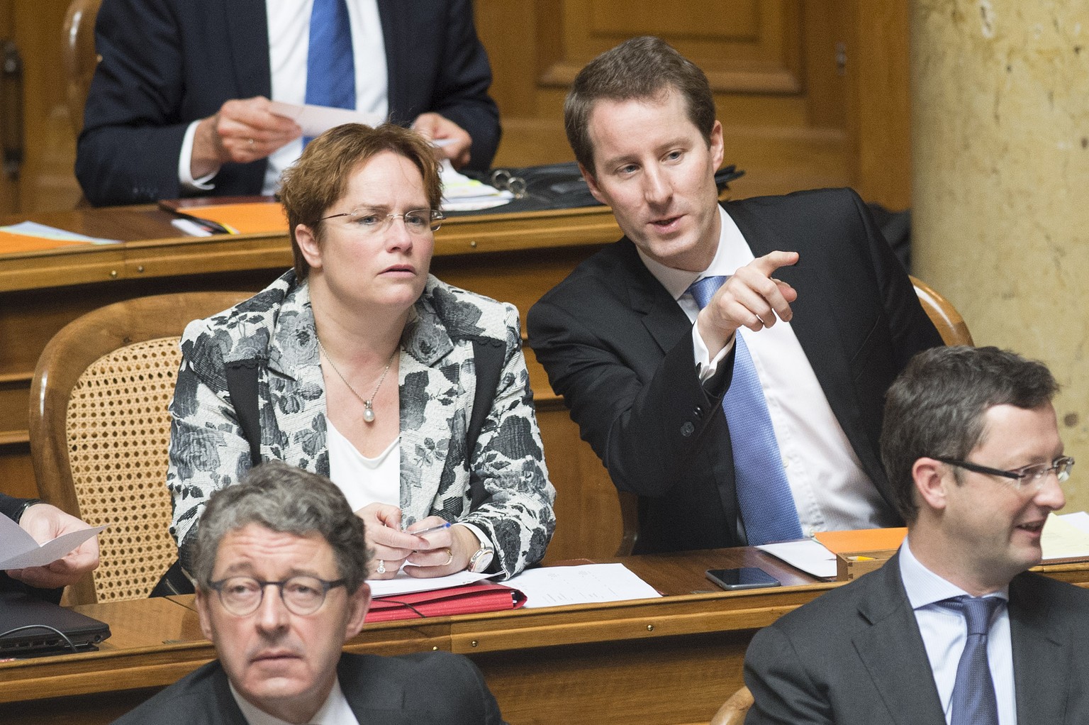 Die SVP-Nationalraete Thomas Aeschi, ZG, rechts, und Magdalena Martullo-Blocher, GR, unterhalten sich waehrend den Bundesratswahlen am Mittwoch, 9. Dezember 2015, in Bern. (KEYSTONE/POOL/Peter Schneid ...