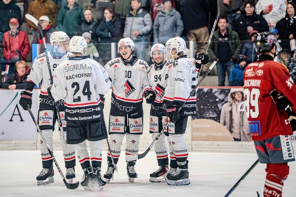 Reinach, Switzerland, September 28th 2025: Team EHC Basel celebrating during the National Cup Ice hockey, Eishockey game between Hockey Reinach and EHC Basel at Kunsteisbahn Oberwynentali n Reinach, S ...