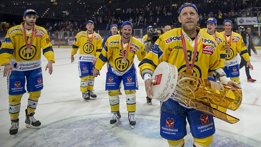 ARCHIV - ZUM KEYSTONE-SDA-TEXT UEBER DEN EHEMALIGEN EISHOCKEYSPIELER RETO VON ARX STELLEN WIR IHNEN FOLGENDES BILDMATERIAL ZUR VERFUEGUNG - Der Davoser Reto von Arx, Mitte, haelt den Pokal nach dem fu ...