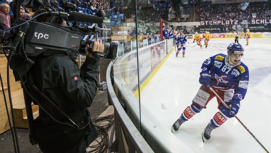 Ein TV-Kameramann von tpc fillmt EHC Kloten Stuermer Marc Marchon, rechts, waehrend dem Eishockey-Meisterschaftsspiel der National League zwischen dem EHC Kloten und dem EHC Biel am Freitag, 8. Septem ...