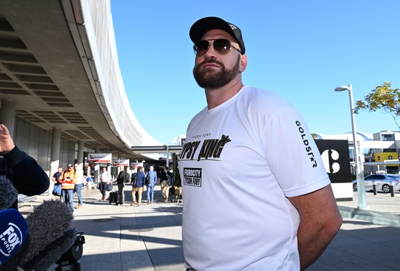 epa10651991 Boxing World Heavyweight Champion Tyson Fury addresses a press conference at the Brisbane Domestic Airport in Brisbane, Australia, 25 May 2023. Fury is visiting venues in Brisbane to stage ...