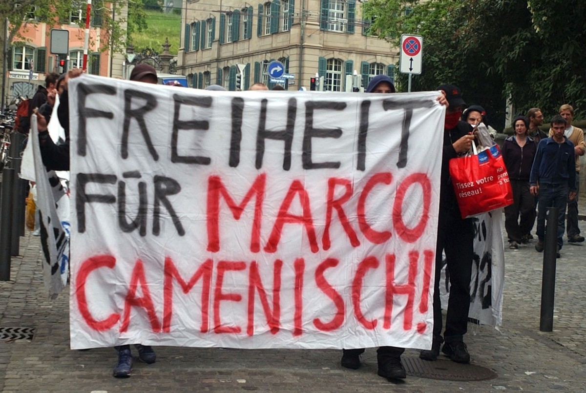 Camenisch-Sympathisanten ziehen durch die Zürcher Altstadt und fordern seine Freiheit. 4. Juni 2004.&nbsp;