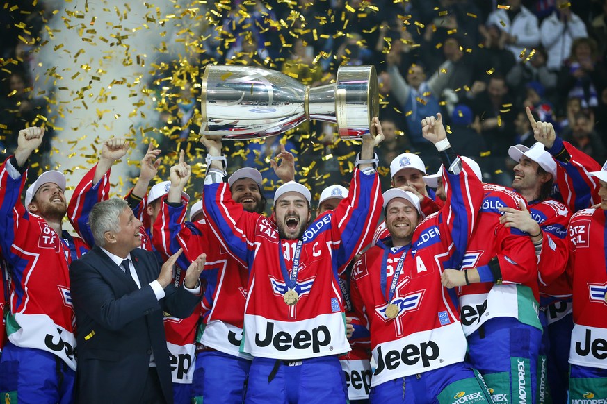 Kloten&#039;s forward Denis Hollenstein, center, celebrates with the trophy and teamates after winning the Swiss Ice Hockey Cup final game between EHC Kloten and Geneve-Servette HC, at the SWISS Arena ...