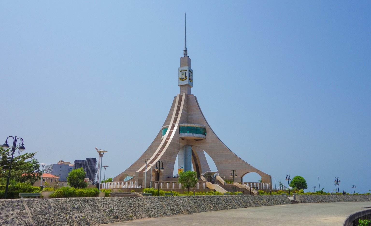 Äquatorialguinea verblüfft praktisch an jeder Ecke: Hier der Turm der Freiheit in der Küstenstadt Bata.