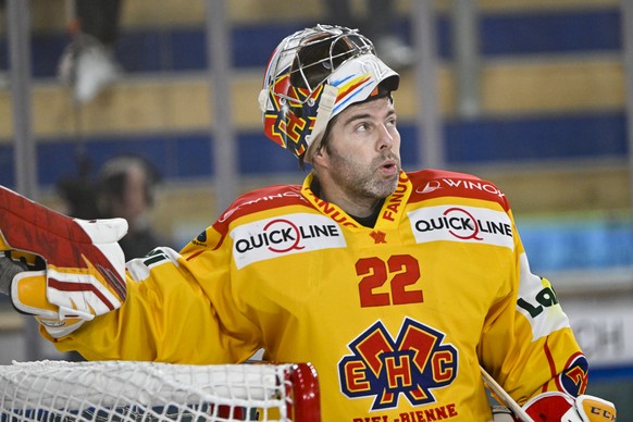 Der Bieler Torhueter Simon Rytz, im Eishockey-Qualifikationsspiel der National League zwischen dem HC Davos und dem EHC Biel, am Dienstag, 29. November 2022, im Eisstadion in Davos. (KEYSTONE/Juergen  ...