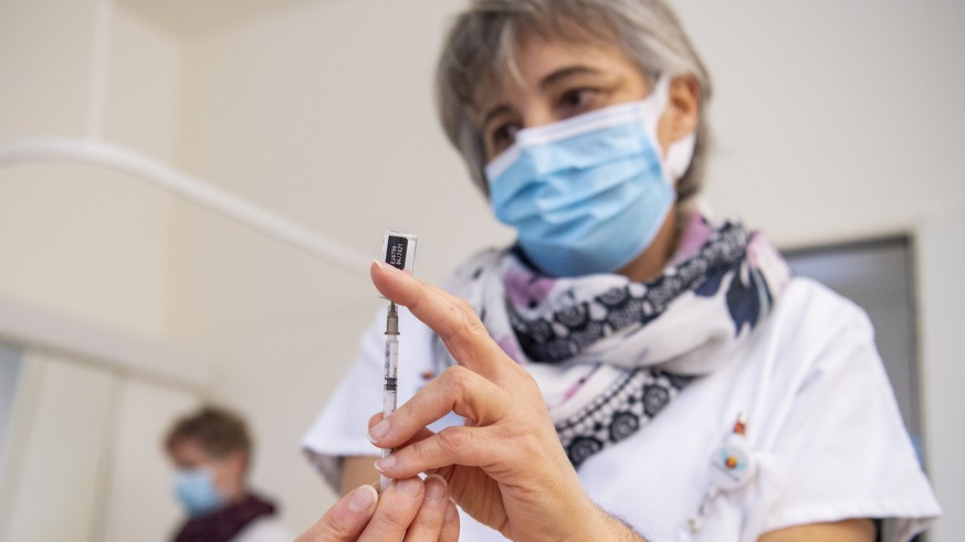 epa08922832 Pfizer Biontech&#039;s Corona vaccine is prepared on the day of the vaccination launch in the canton of Uri at the Uri Cantonal Hospital in Altdorf, Switzerland, 04 January 2021 (issued 06 ...