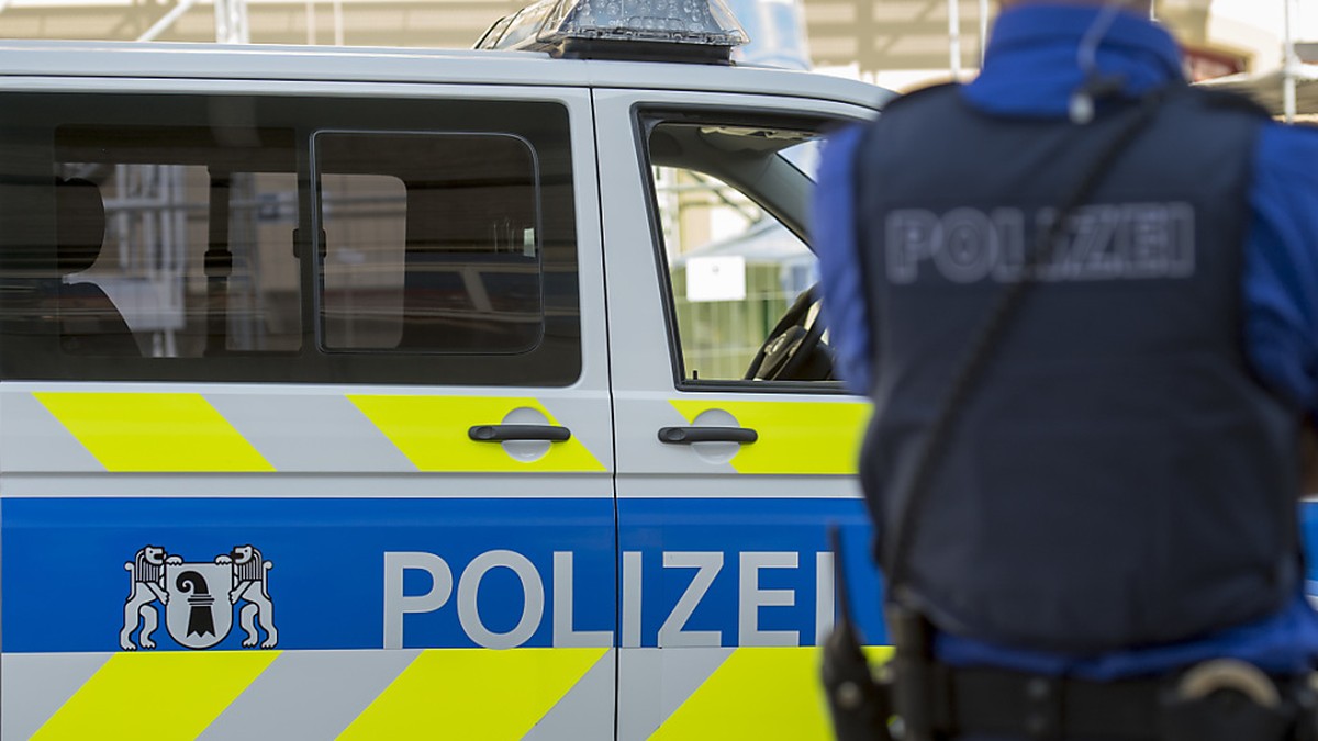 Frau-bedroht-Mann-am-Bankomaten-in-Basel-mit-Stichwaffe