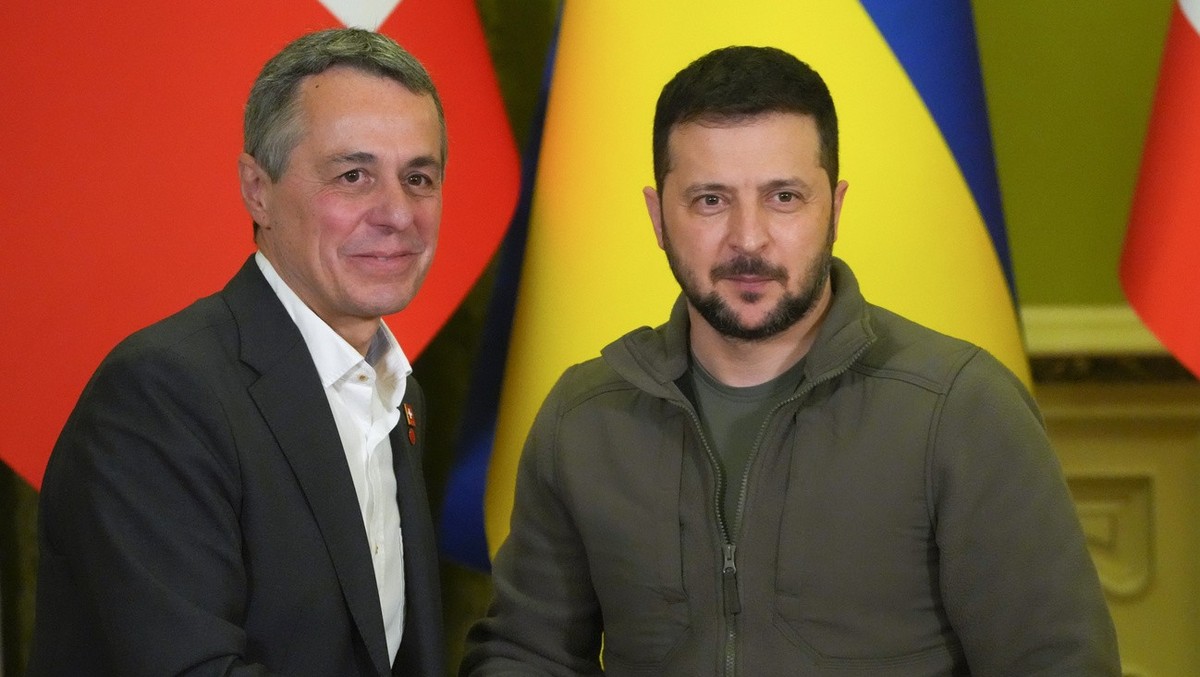 Ukrainian President Volodymyr Zelenskyy, right, shakes hands with Swiss President Ignazio Cassis in Kyiv, Ukraine, Thursday, Oct. 20, 2022. (KEYSTONE/AP Photo/Efrem Lukatsky)