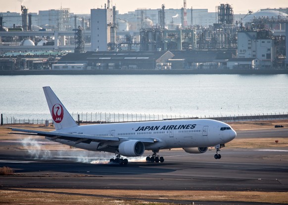 epa05133277 A picture made available on 29 January 2016 shows a Boeing 777 aircraft of Japanese carrier Japan Airlines (JAL) aircraft landing on the tarmac at Tokyo&#039;s Haneda Airport in Tokyo, Jap ...