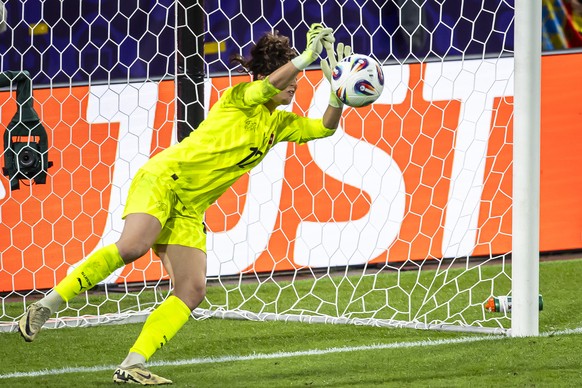 Switzerland&#039;s goalkeeper Livia Peng, left, saves a penalty by Spain&#039;s Alexia Putellas during the UEFA Women&#039;s EURO 2025 quarterfinals soccer match between Spain and Switzerland at the W ...
