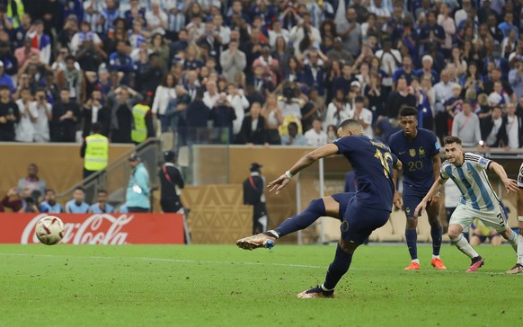 epaselect epa10372800 Kylian Mbappe of France scores the 3-3 equalizer from the penalty spot during the FIFA World Cup 2022 Final between Argentina and France at Lusail stadium, Lusail, Qatar, 18 Dece ...