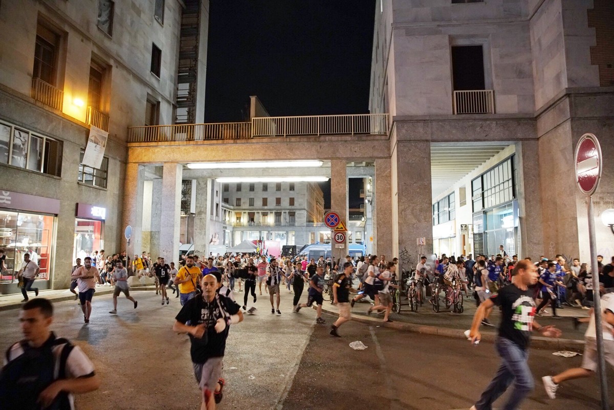 epa06009039 Italian soccer fans flee San Carlo's Square in panic after reports of an explosion during a televised viewing of the UEFA Champions League final soccer match between Juventus FC and R ...