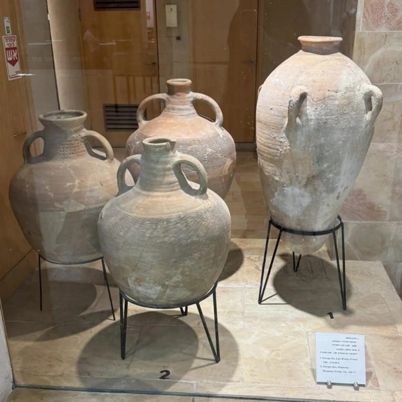 Eine 3500 Jahre alte Vase im «Hecht Museum», noch unzerstört. Später von einem 5-Jährigen zerbrochen.