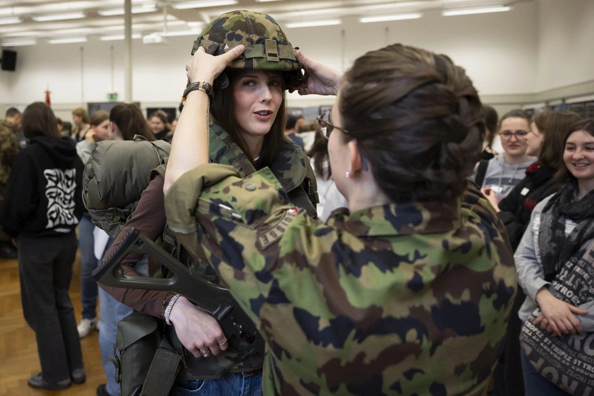 Les opposantes à l'initiative affirment que tant que les femmes assumeront davantage de tâches domestiques, un service civique ne fera qu'alourdir leur charge de travail.