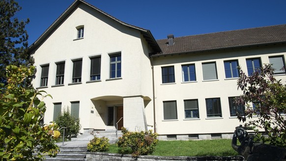 Blick von aussen auf das Bezirksgericht in Hinwil, am Freitag, 12. Oktober 2018. (KEYSTONE/Melanie Duchene)