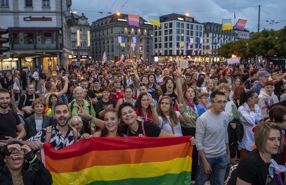 Mehrere Hundert Teilnehmerinnen und Teilnehmer Demonstrienen auf den Strassen von Luzern anlaesslich der Pride Zentralschweiz, am Samstag, 26. August 2023 in Luzern. (KEYSTONE/Urs Flueeler).