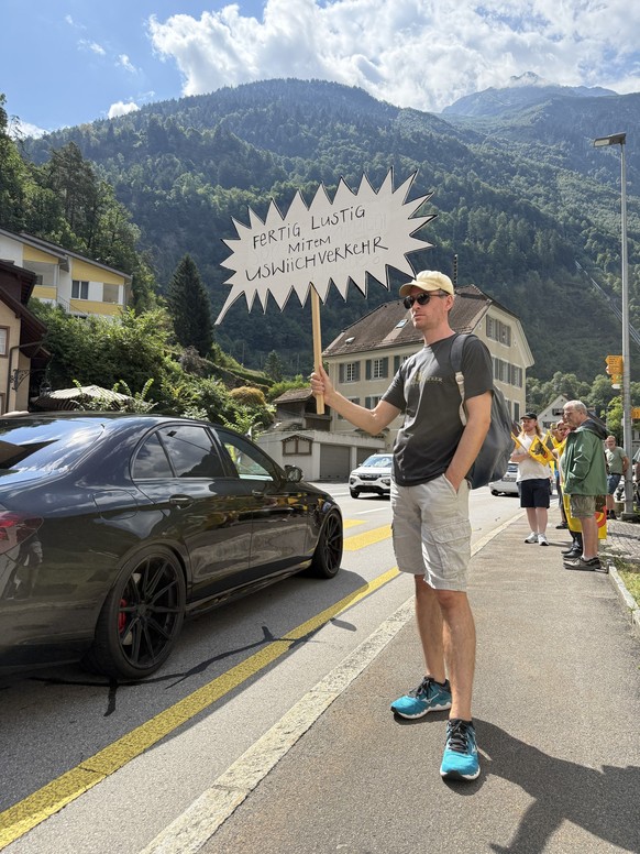 Michael Gentsch demonstriert gegen den Durchgangsverkehr. Er betreibt ein Backpacker-Hostel in Wassen. Wegen des vielen Lärms laufen ihm während der Sommermonate die Gäste davon.
