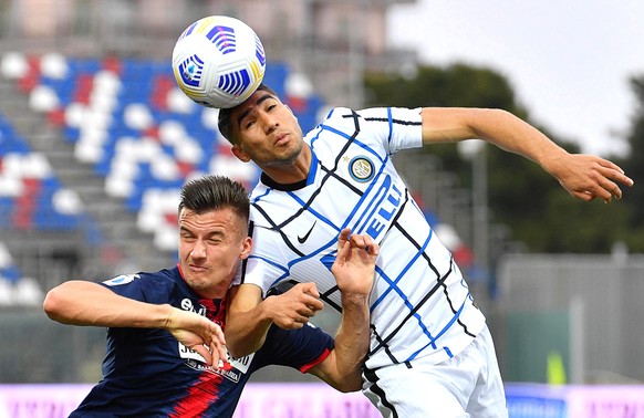 epaselect epa09172318 Crotone&#039;s Arkadiusz Reca (L) and Inter&#039;s Achraf Hakimi (R) in action during the Italian Serie A soccer match between FC Crotone and Inter Milan at Ezio Scida stadium in ...