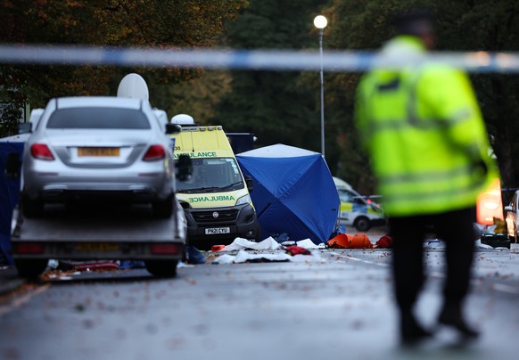 epa12426618 Police officers work at the scene of a fatal terror attack in Manchester, Britain, 03 October 2025. Two people died after a car and stabbing attack at a synagogue in Manchester on 02 Octob ...
