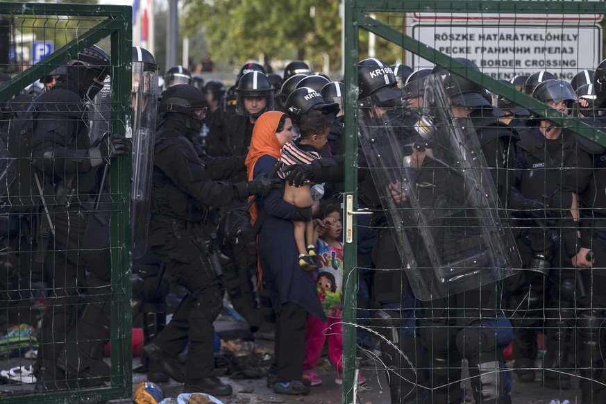 Kein Durchkommen: Flüchtlinge werden von ungarischen Sicherheitskräfte zurück nach Serbien geschickt.&nbsp;