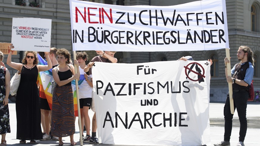 Demonstranten protestieren wahrend einer Aktion gegen Waffenexporte in Buergerkriegslaender, am Sonntag, 1. Juli 2018, auf dem Bundesplatz in Bern. (KEYSTONE/Anthony Anex)