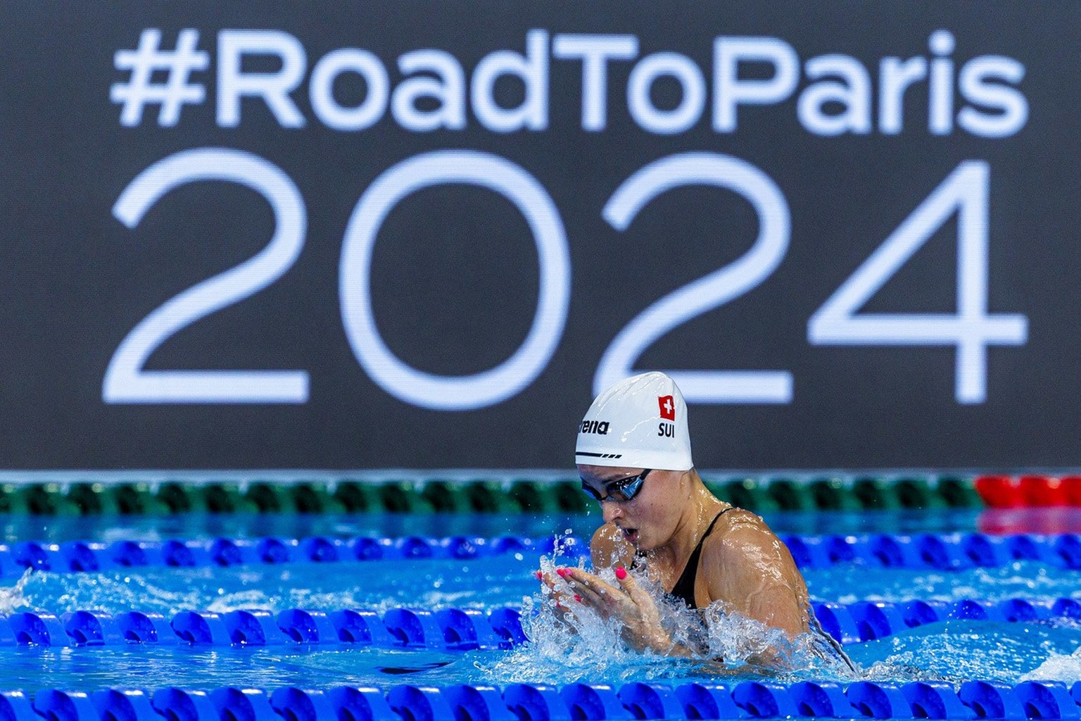 Lisa Mamie unterwegs im Final ueber 200m Brust an den World Aquatics Weltmeisterschaften im Schwimmen am Freitag, 16. Februar 2024, in Doha, Qatar. (KEYSTONE/Patrick B. Kraemer)
